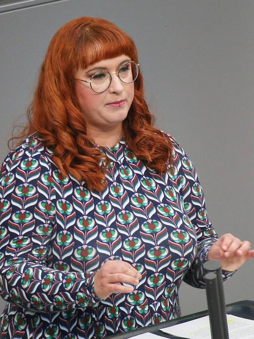 Agnieszka Brugger, Grüne, am Rednerpult bei der 9. Bundestagssitzung am 4. Juni 2025