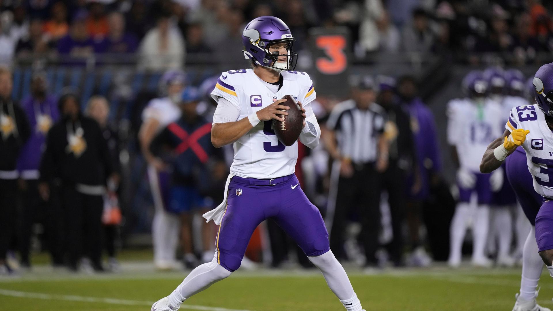 Der Quarterback der Minnesota Vikings, J.J. McCarthy, lässt sich während der ersten Hälfte eines NFL-Footballspiels gegen die Chicago Bears in Chicago zurückfallen, um zu passen.