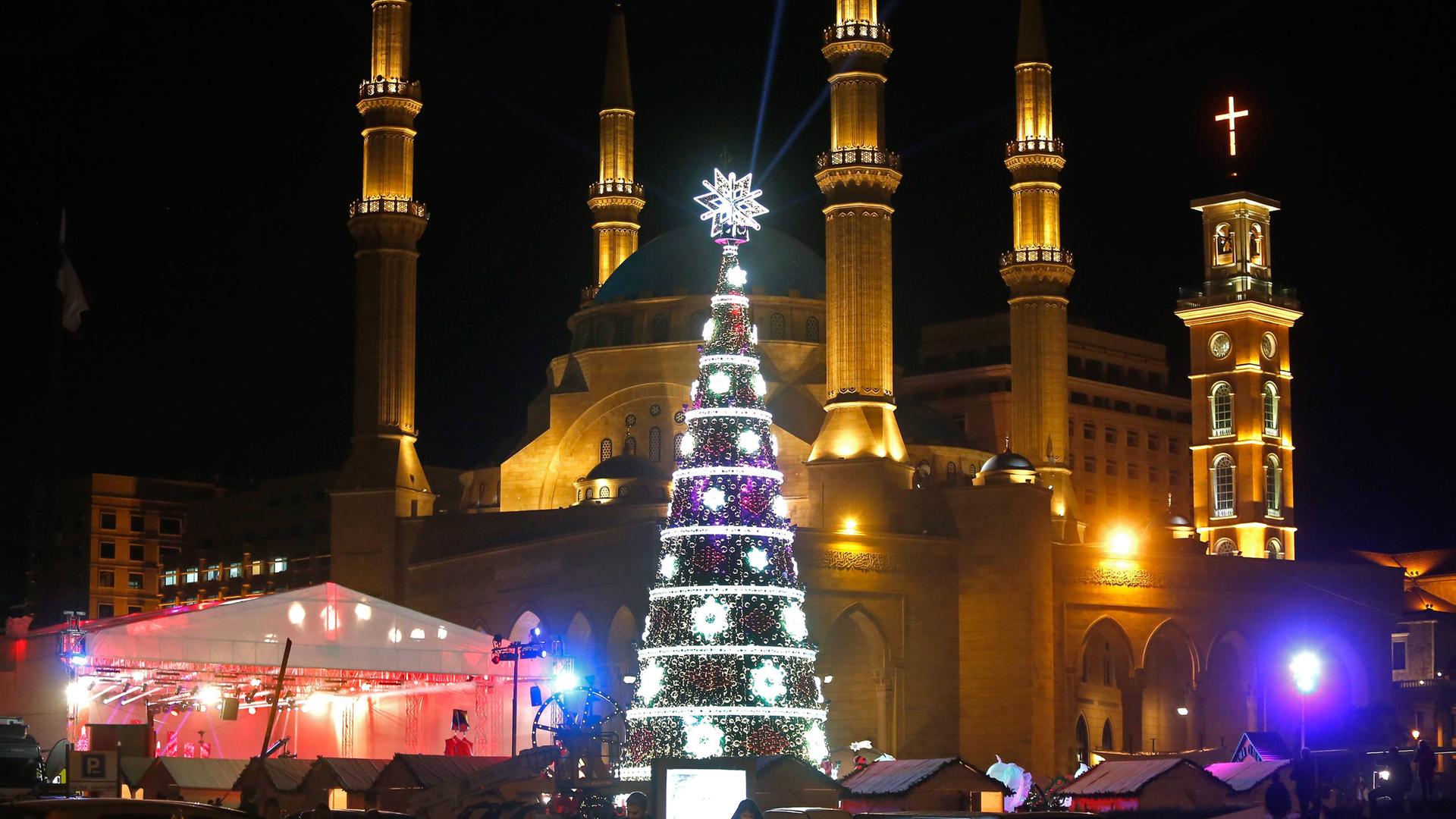 Weihnachtliche Dekoration in Beirut im Libanon: ein riesiger Weihnachtsbaum steht hell erleuchtet vor einem orientalisch anmutenden Gebäude mit vielen Türmen. Weihnachtliche Dekoration in Beirut im Libanon: ein riesiger Weihnachtsbaum steht hell erleuchtet vor einem orientalisch anmutenden Gebäude mit vielen Türmen.