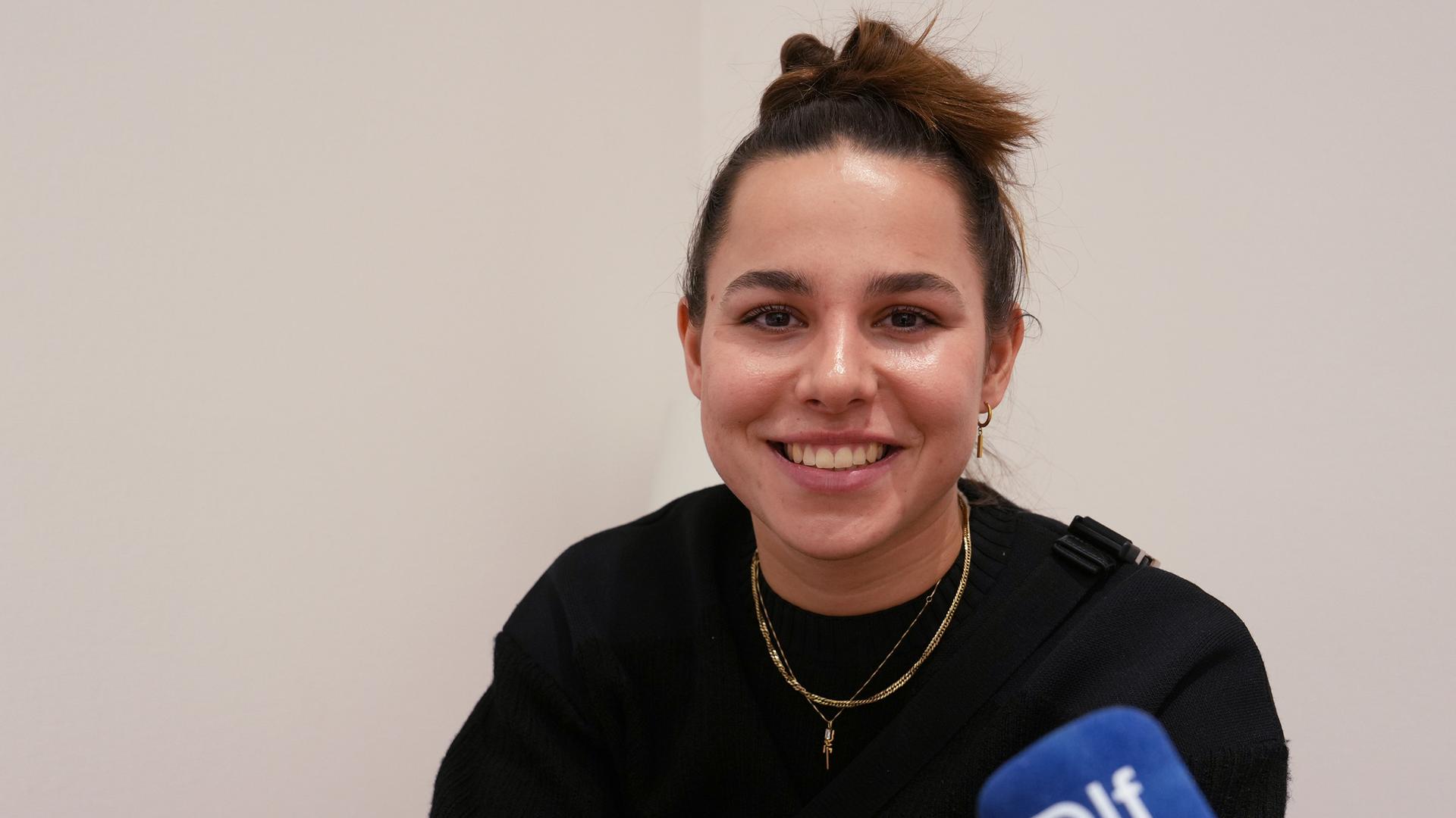 Lena Oberdorf sitzt vor dem DLF-Mikrofon.
Lena Oberdorf sitzt vor dem DLF-Mikrofon.