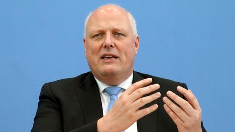 Berlin: Ulrich Kelber (SPD), Bundesbeauftragter für den Datenschutz und die Informationsfreiheit, nimmt an der Vorstellung des Tätigkeitsbericht für Datenschutz vor der Bundespressekonferenz teil.