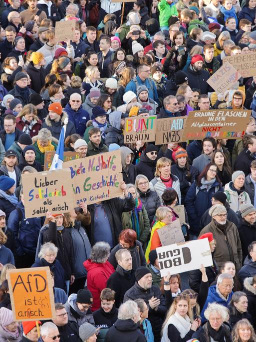 Unter dem Motto "Marburg gegen Rechts" demonstrieren Menschen vor dem Erwin-Piscator-Haus (Stadthalle) in der Biegenstraße. 