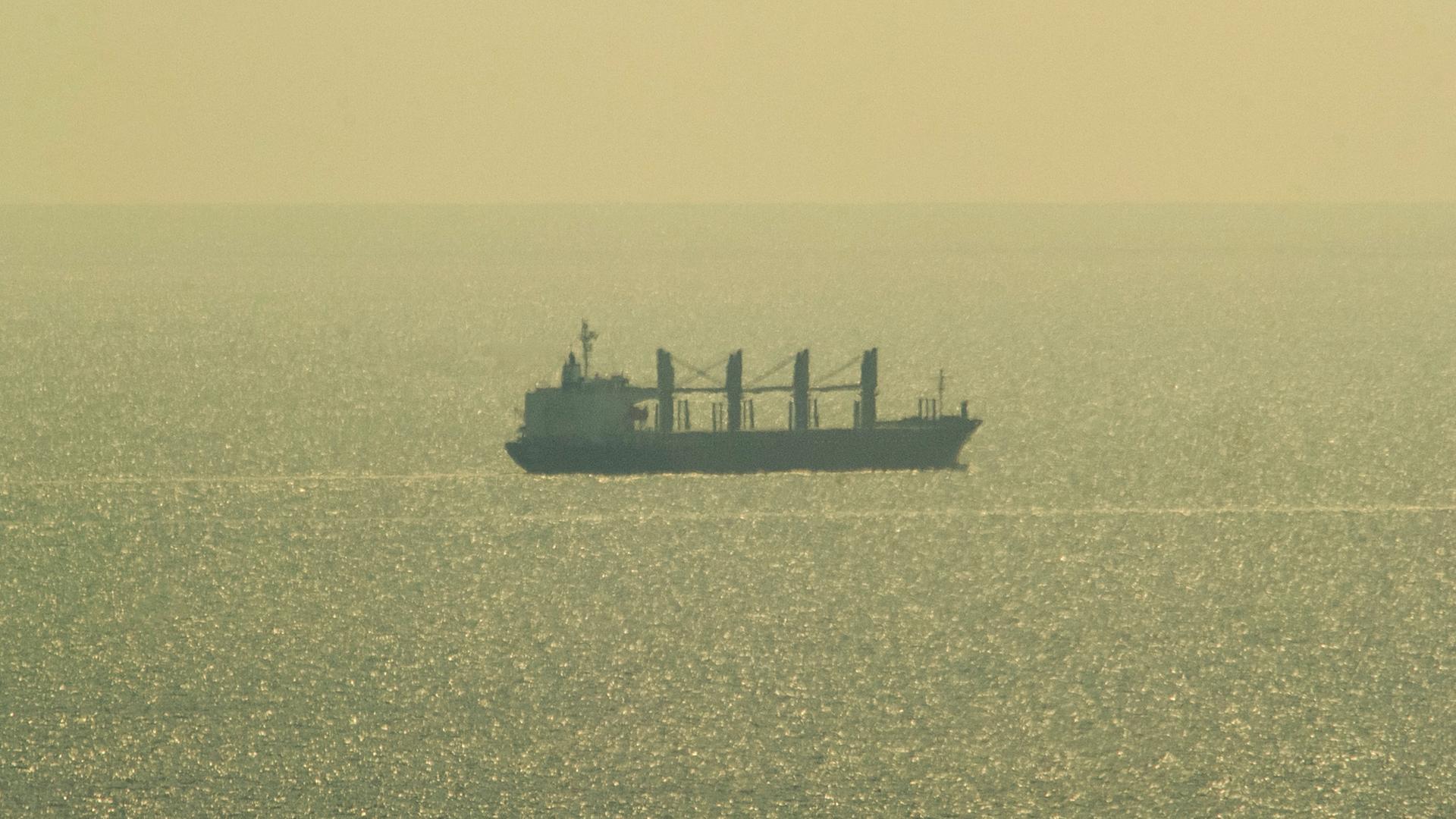 Der Frachter "Primus" von Odessa auf dem Weg in den bulgarischen Schwarzmeerhafen Varna