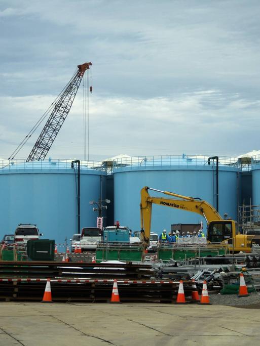 Große hellblaue Wassertanks, die radioaktives Abfallwasser aus dem Atomkraftwerk Fukushima beinhalten 