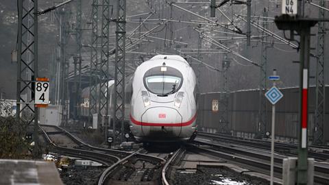 Ein ICE fährt in den Bahnhof von Montabaur.