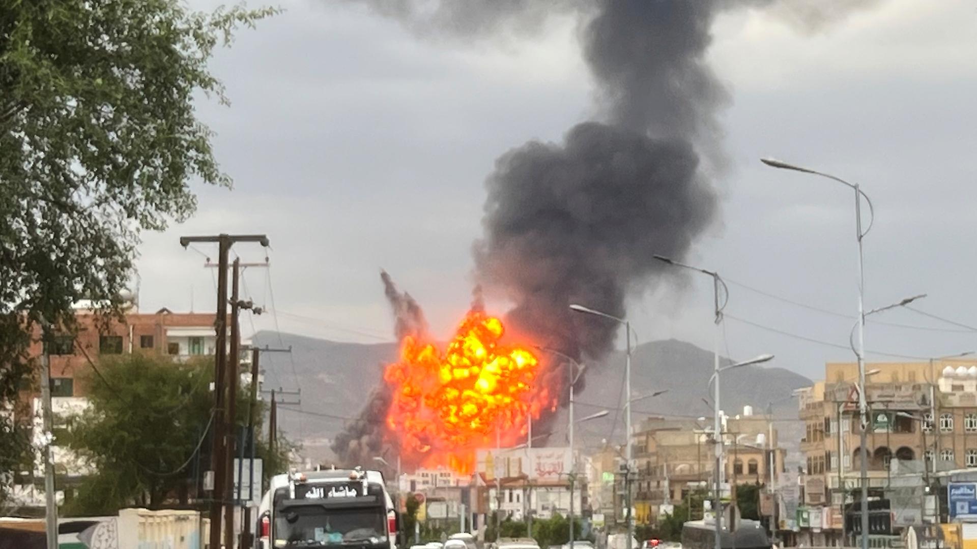 Sanaa: Flammen und Rauchschwaden steigen nach israelischen Luftangriffen in der jemenistischen Hauptstadt auf. 