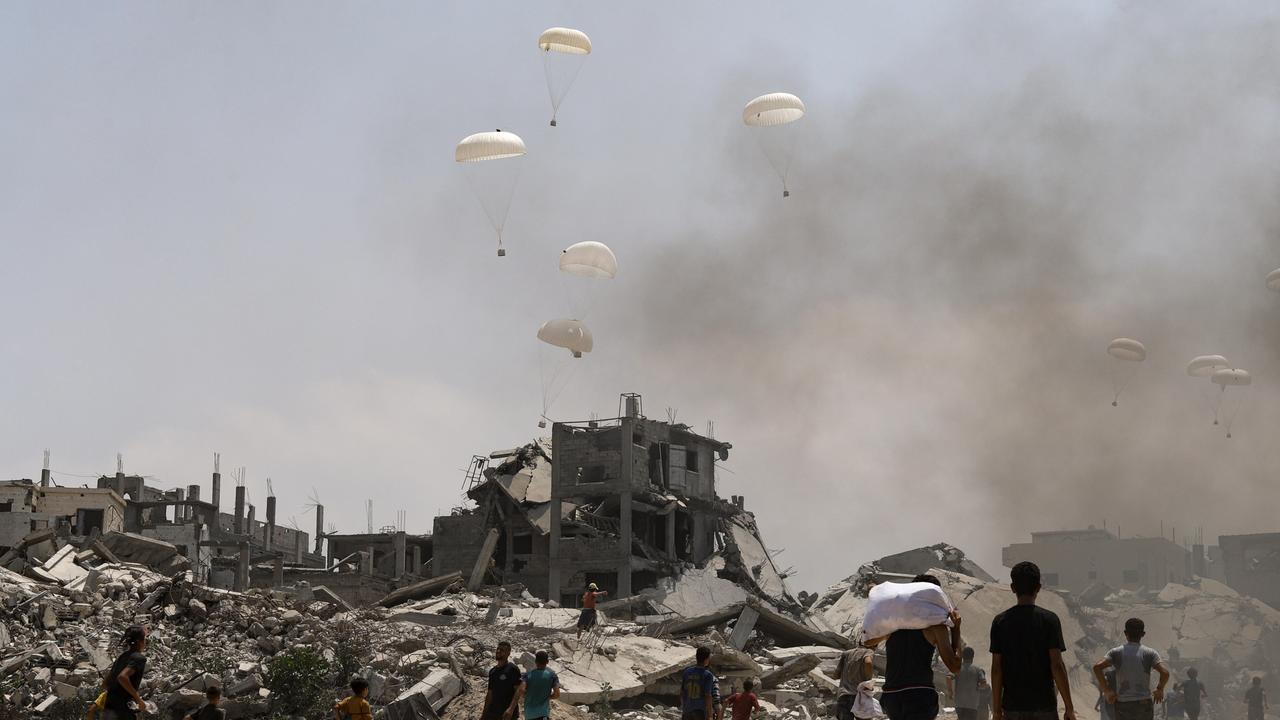 Fallschirme werfen humanitäre Hilfe über dem zerstörten Viertel el-Kerame im Norden des Gazastreifens ab.
