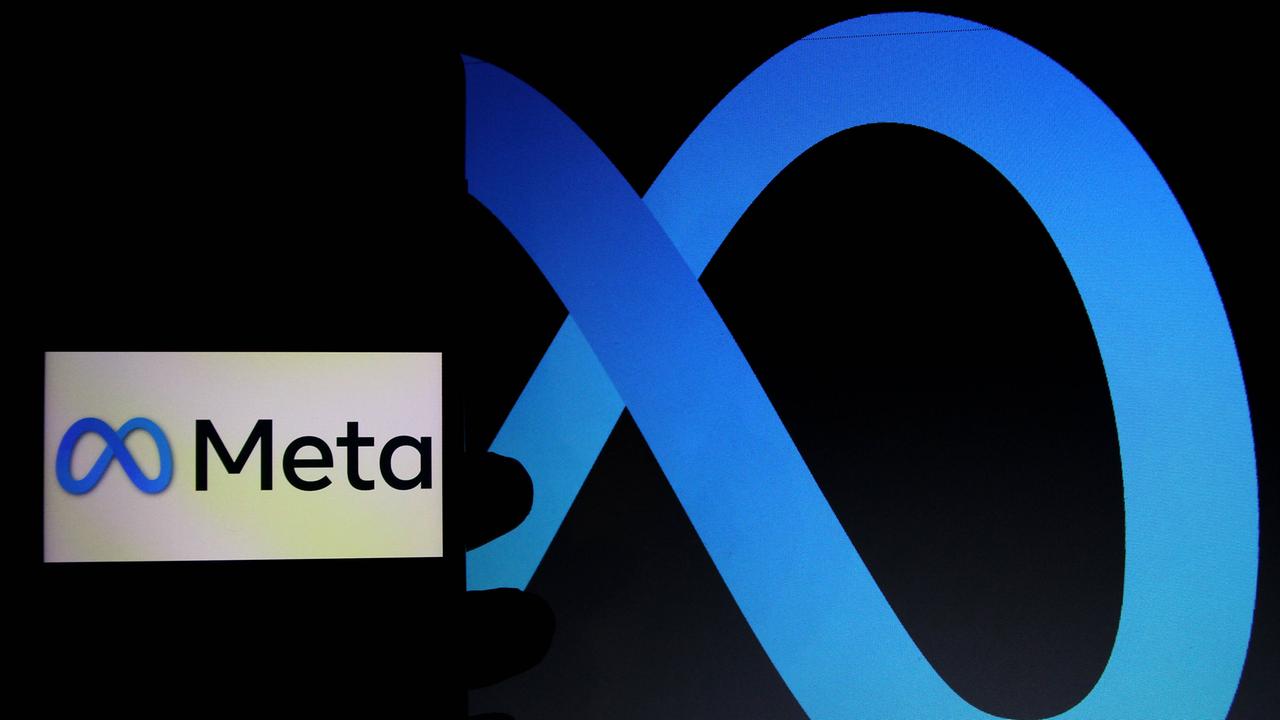 Meta-Schriftzug und Meta-Logo vor schwarzem Hintergrund