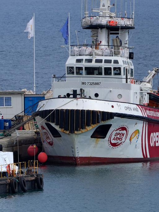 Hafenmitarbeiter bereiten die Hilfsgüter für den Gazastreifen auf einer Plattform neben dem angedockten Schiff der Hilfsorganisation Open Arms vor.