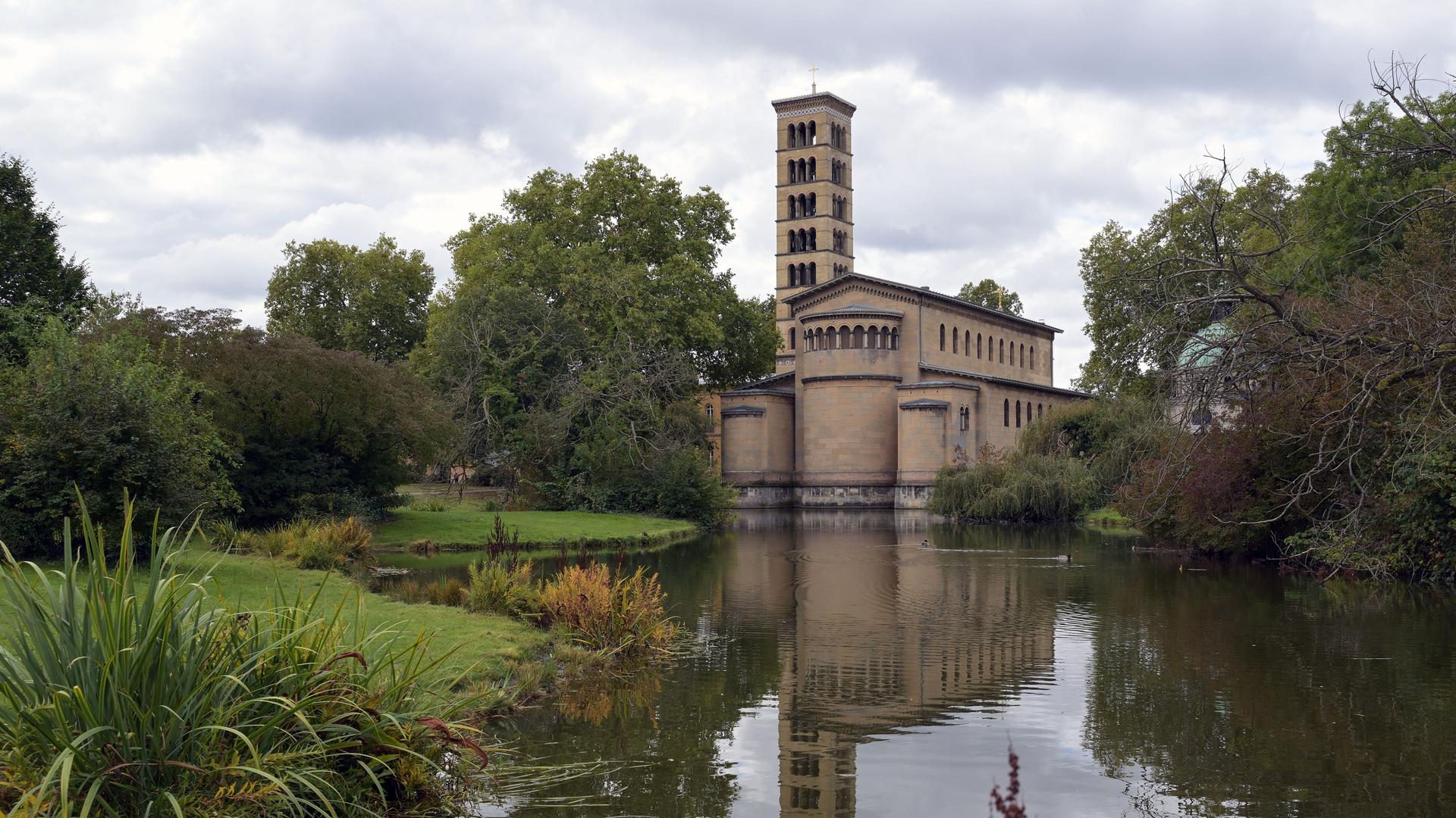 Ein Blick auf die Friedenskirche samt dem sanierten Glockenturm (links) im Potsdamer Park Sanssouci. Ein Blick auf die Friedenskirche samt dem sanierten Glockenturm (links) im Potsdamer Park Sanssouci.