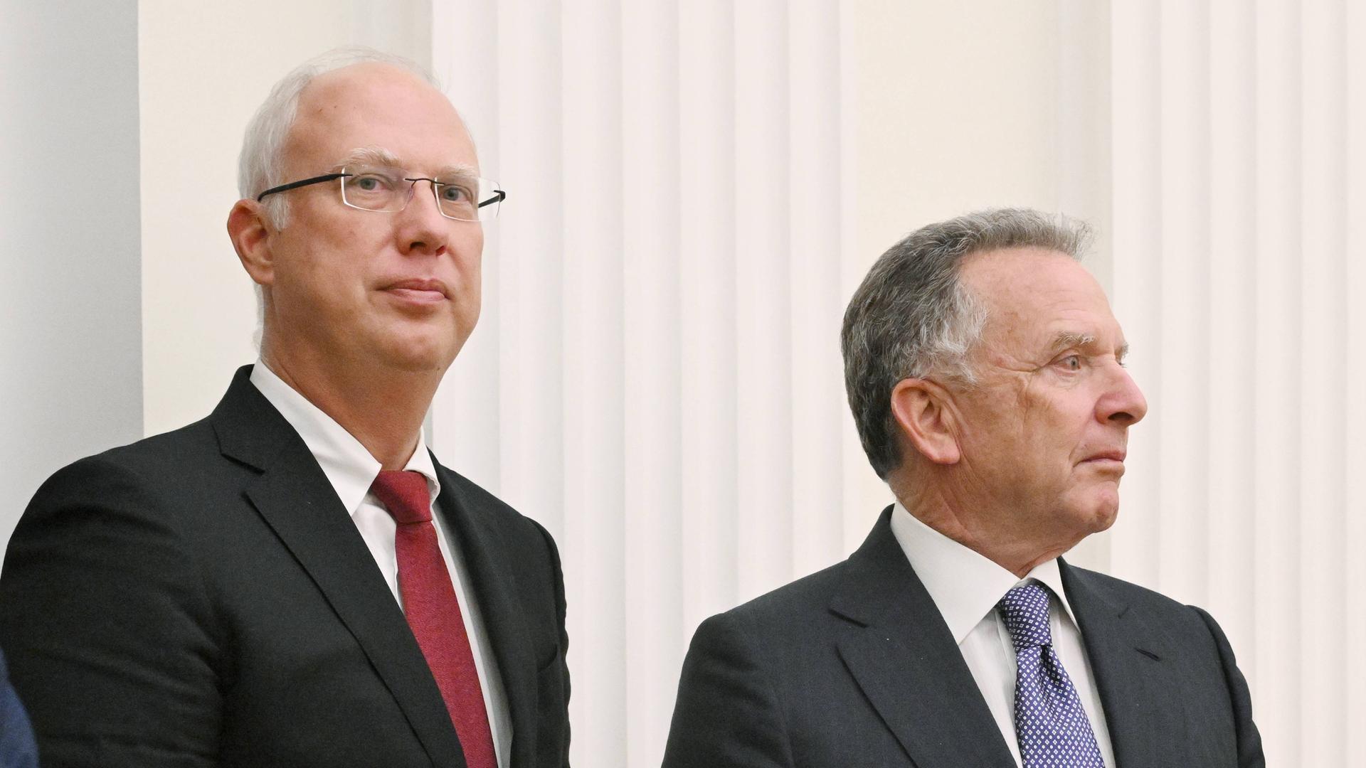 Kirill Dmitriew und Steve Witkoff stehen nebeneinander