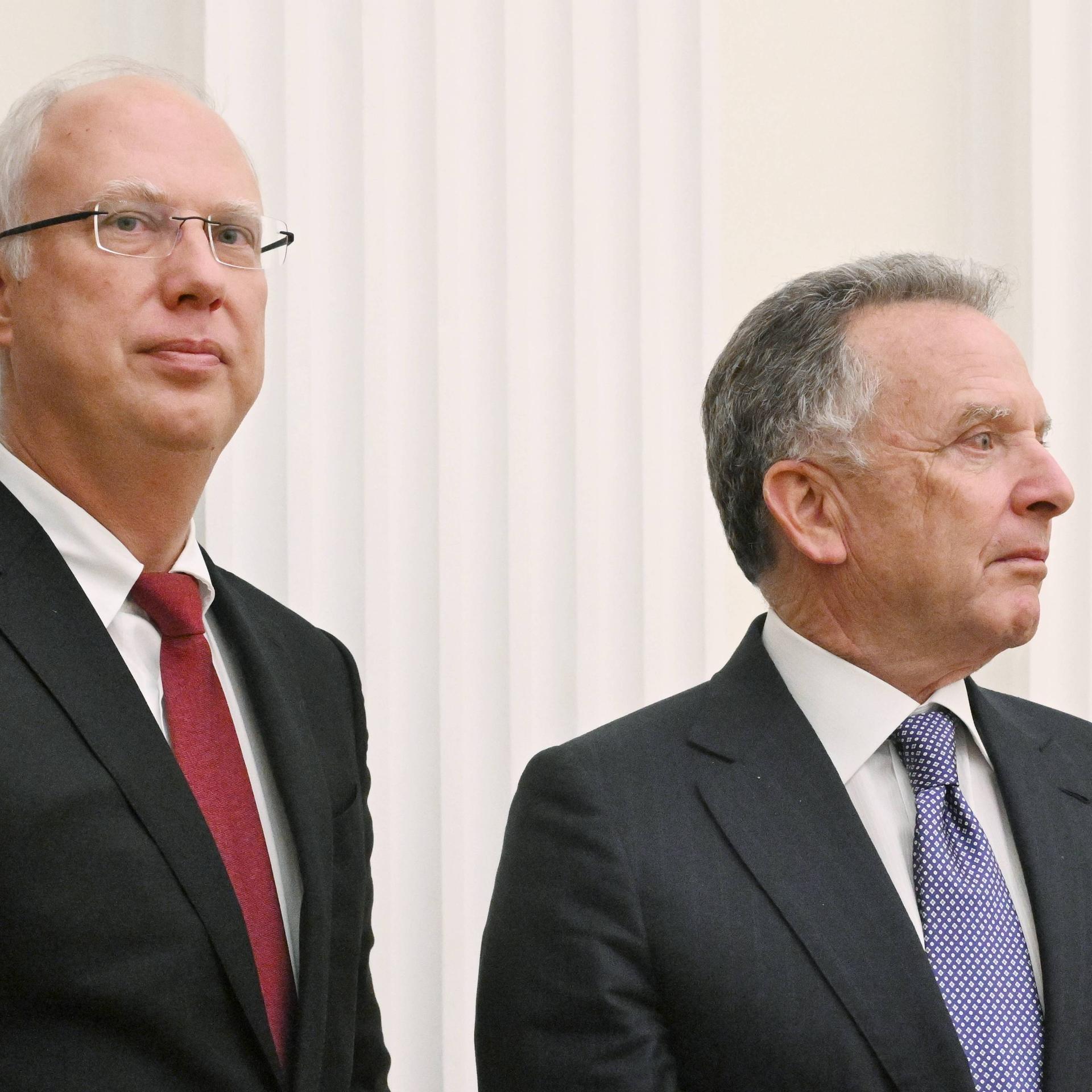 Kirill Dmitriew und Steve Witkoff stehen nebeneinander
