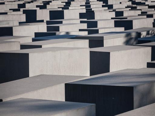 Blick auf die nüchternen, leeren Betonstelen des Berliner Holocoust-Mahnmals.