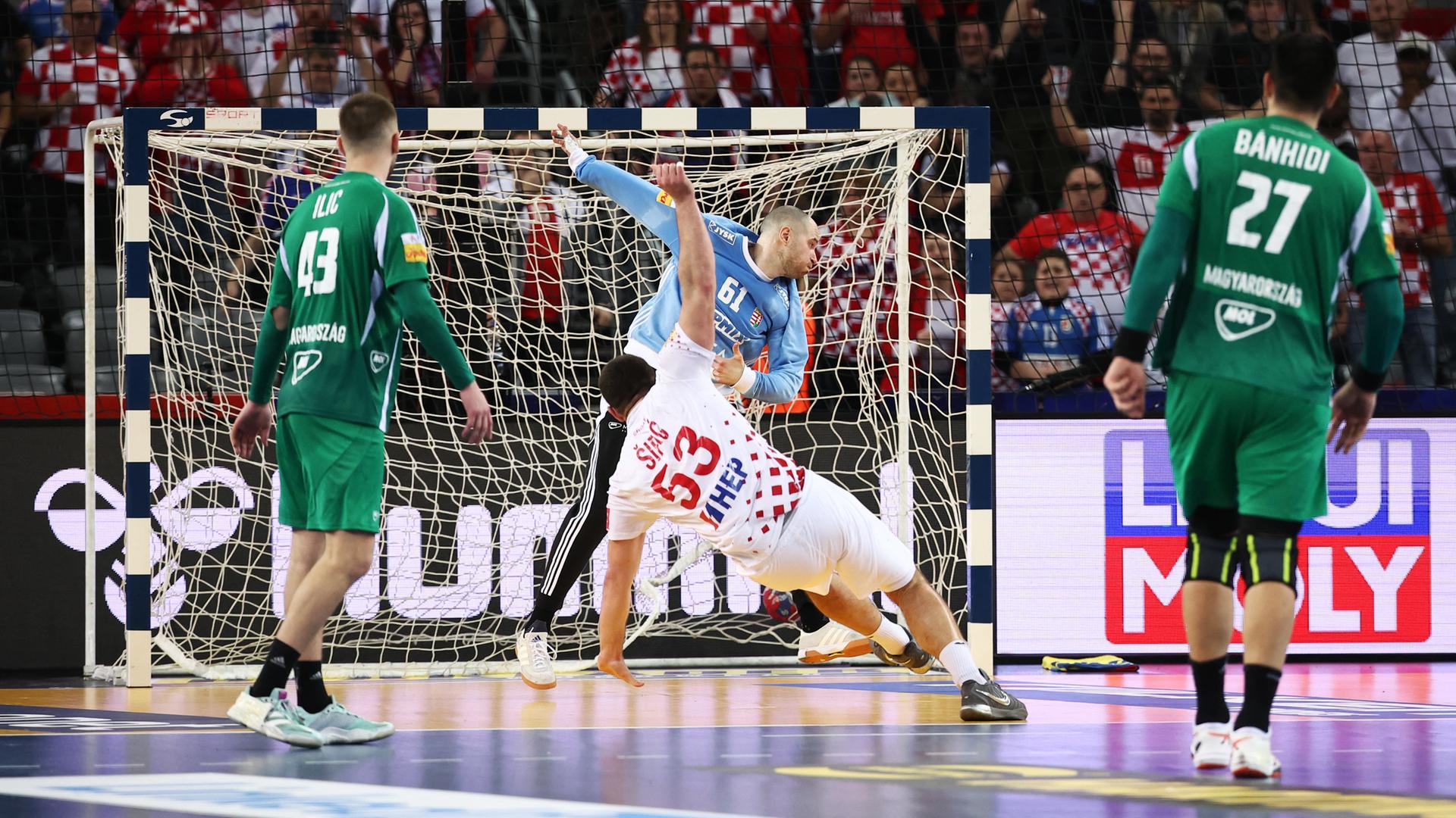 Der kroatische Handball-Nationalspieler Marin Sipic wirft ein Tor gegen Ungarn. 