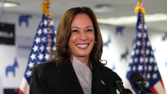 USA, Wilmington: Vizepräsidentin Kamala Harris spricht in der Zentrale ihrer Kampagne.
      