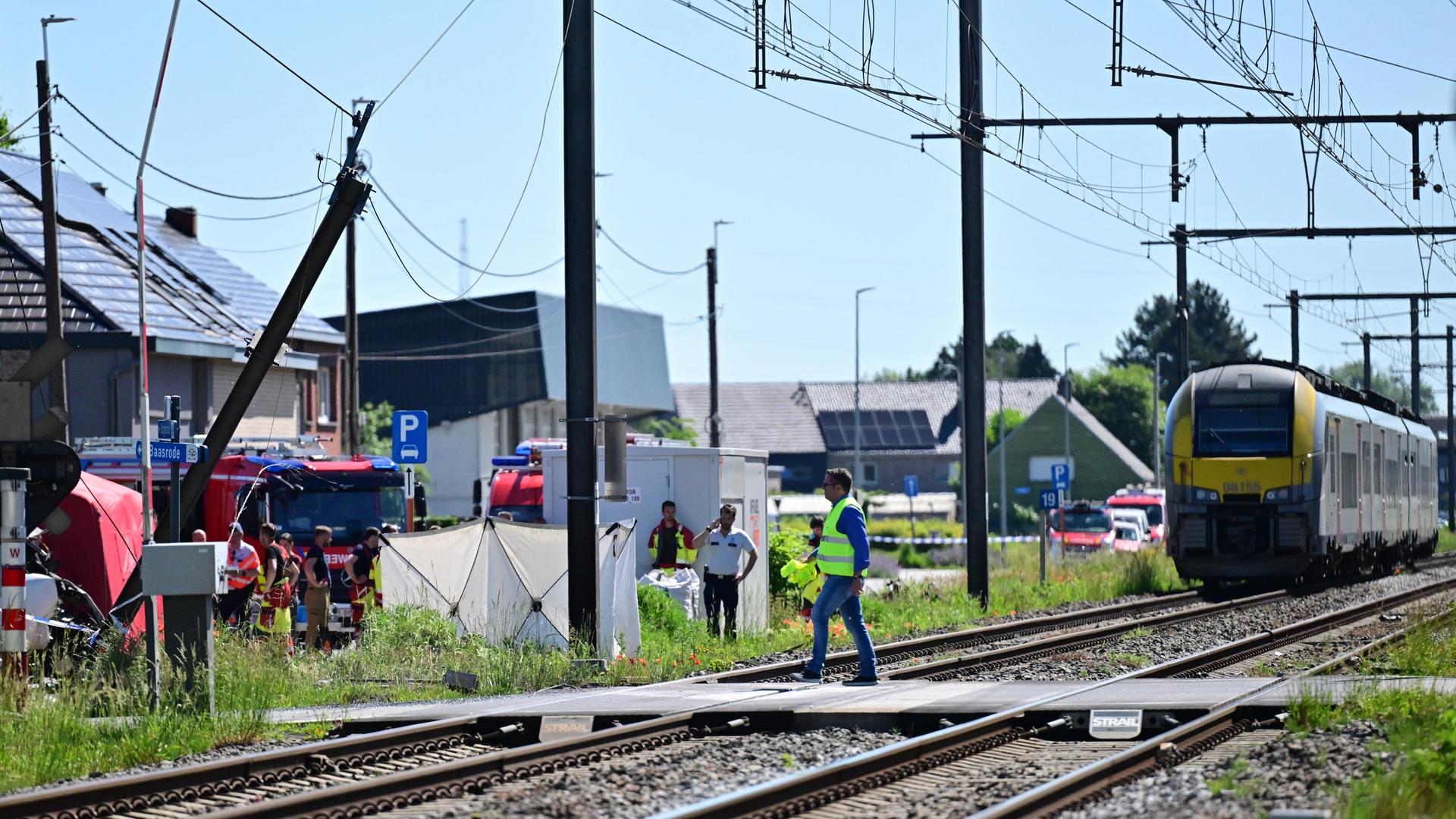 Beamte sichern die Unfallstelle; auf den Gleisen steht ein Regionalzug Beamte sichern die Unfallstelle; auf den Gleisen steht ein Regionalzug