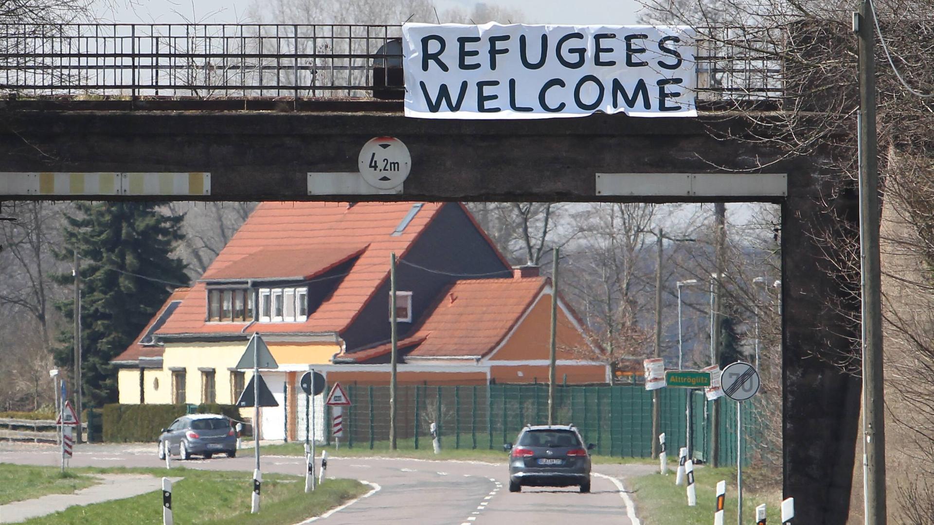 Ein Transparent mit der Aufschrift Refugees welcome in der Nähe von Tröglitz im Burgenlandkreis (Sachsen-Anhalt) aus dem Jahr 2015