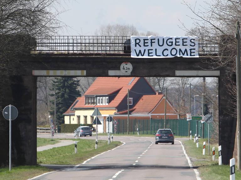 Ein Transparent mit der Aufschrift Refugees welcome in der Nähe von Tröglitz im Burgenlandkreis (Sachsen-Anhalt) aus dem Jahr 2015