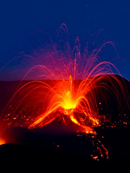 Der Ätna spuckt Feuer