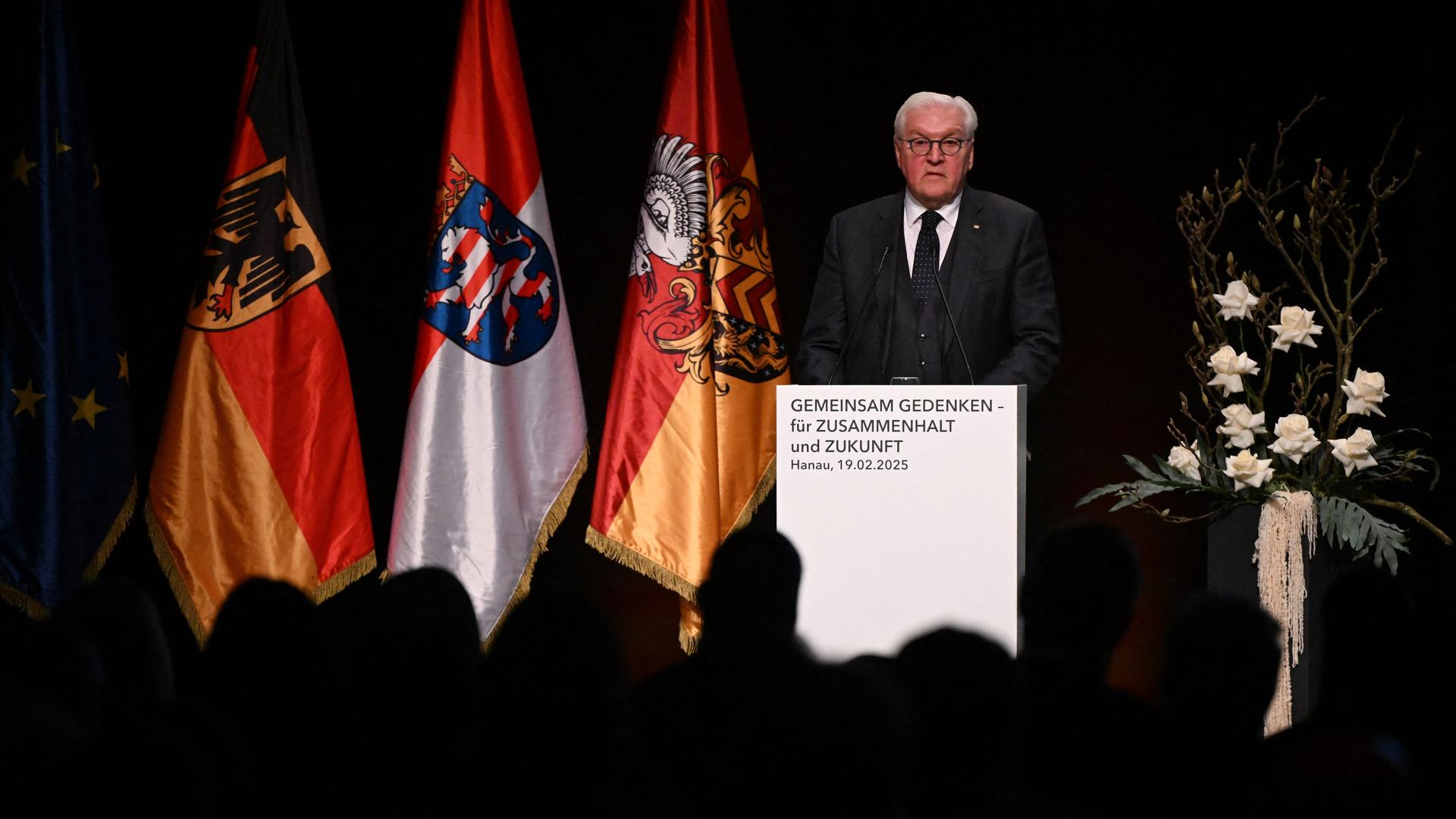 Bundespräsident Steinmeier spricht während der Gedenkzeremonie, er steht hinter einem Rednerpult.