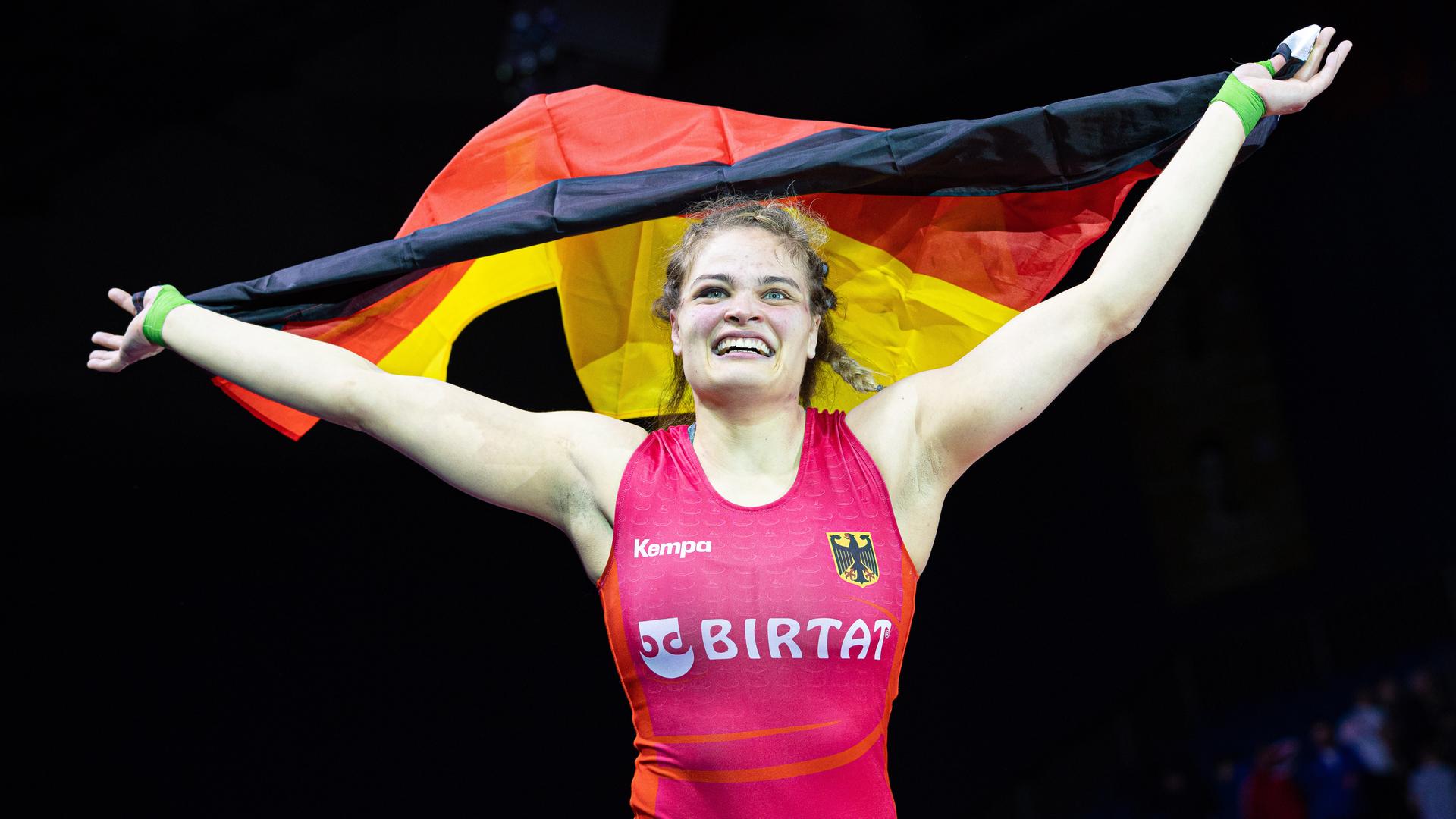 Anna Schell jubelt mit der deutschen Fahne in den Händen