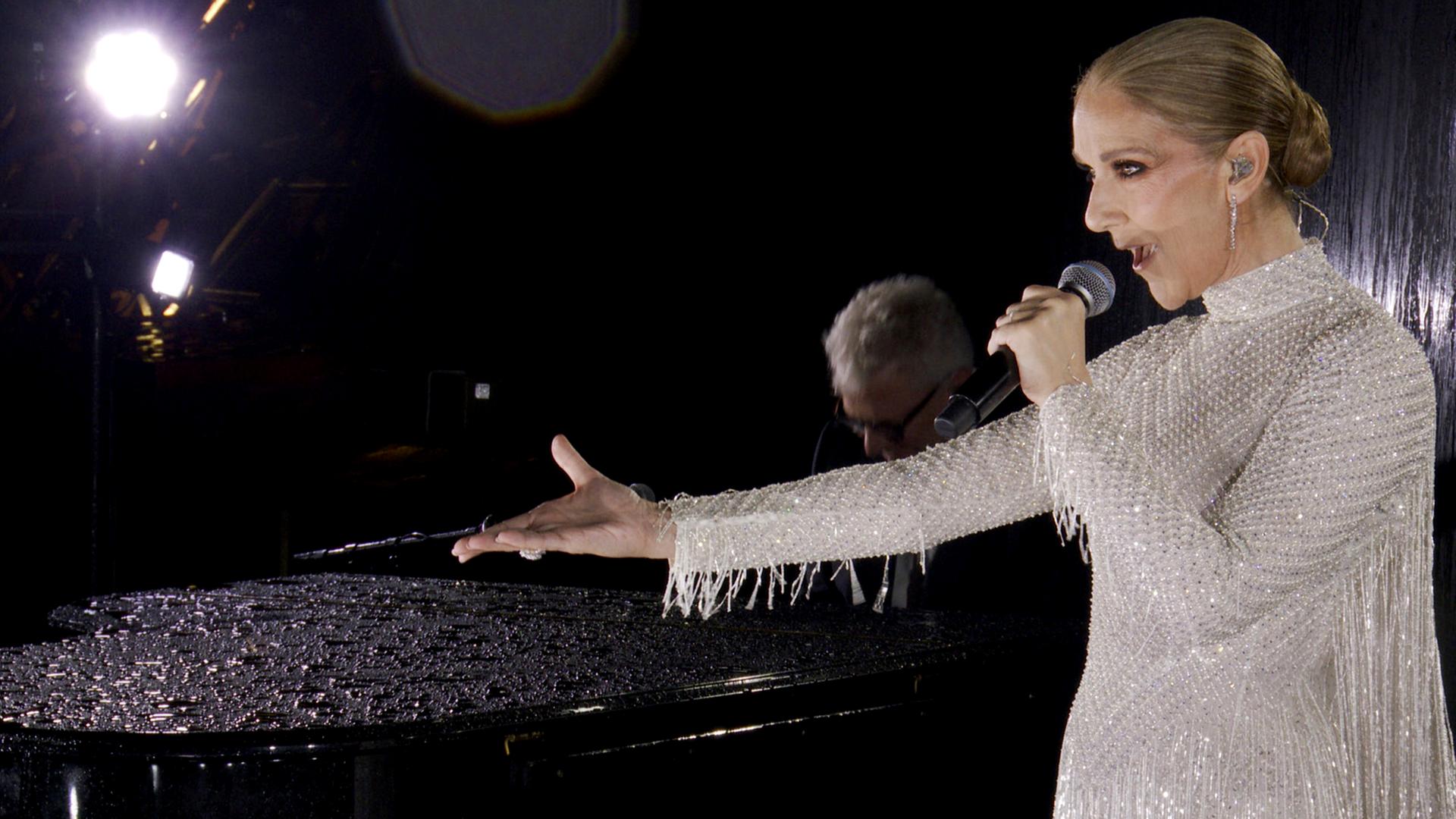 Die kanadische Sängerin Celine Dion singt während der Eröffnungsfeier der Olympischen Spiele in Paris, Frankreich, auf dem Eiffelturm. Die kanadische Sängerin Celine Dion singt während der Eröffnungsfeier der Olympischen Spiele in Paris, Frankreich, auf dem Eiffelturm.