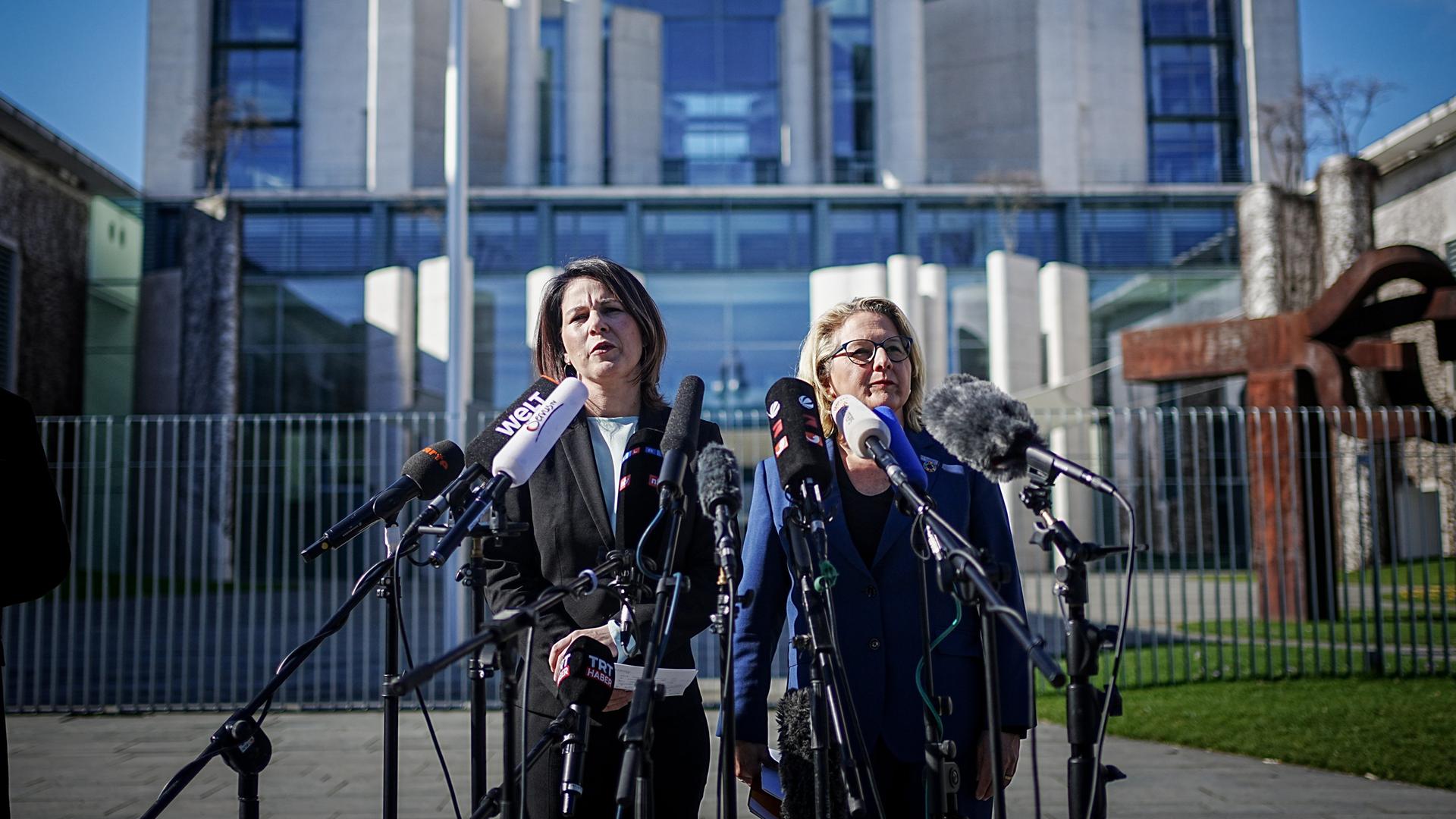 Außenministerin Annalena Baerbock (Bündnis 90/Die Grünen) und Svenja Schulze (SPD), Bundesministerin für wirtschaftliche Zusammenarbeit und Entwicklung, stellen Leitlinien zur Feministischen Außenpolitik nach der Kabinettssitzung vor dem Bundeskanzleramt vor. Außenministerin Annalena Baerbock (Bündnis 90/Die Grünen) und Svenja Schulze (SPD), Bundesministerin für wirtschaftliche Zusammenarbeit und Entwicklung, stellen Leitlinien zur Feministischen Außenpolitik nach der Kabinettssitzung vor dem Bundeskanzleramt vor.