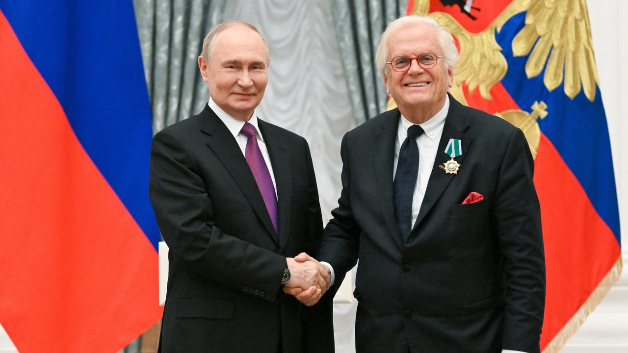 Der deutsche Pianist und Dirigent Justus Frantz ist vom russischen Präsidenten Putin mit dem Freundschaftsorden ausgezeichnet worden und schüttelt ihm die Hand. 