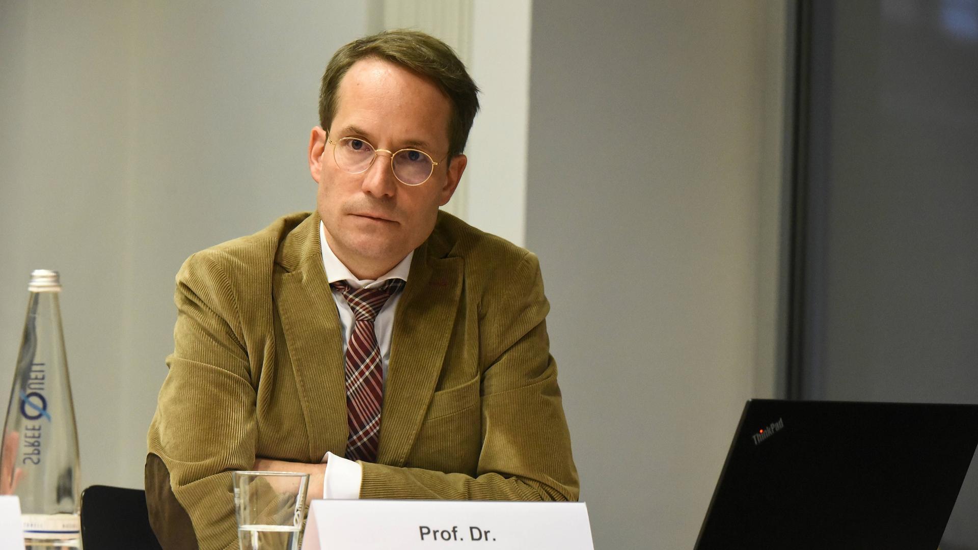 Prof. Matthias Goldmann bei einer Pressekonferenz