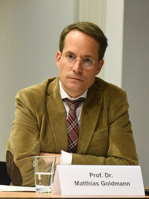 Prof. Matthias Goldmann bei einer Pressekonferenz