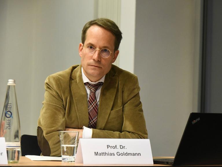 Prof. Matthias Goldmann bei einer Pressekonferenz