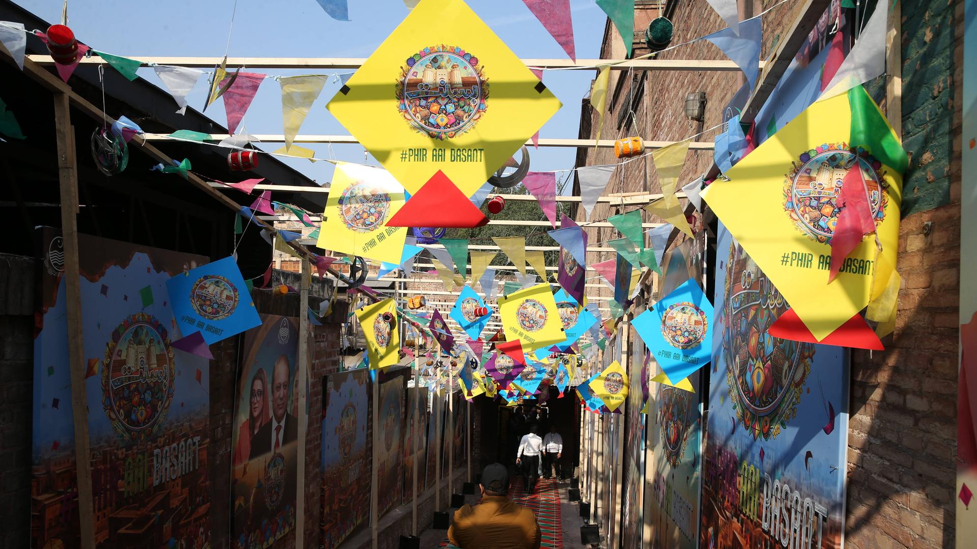 Das nach früheren Todesfällen und schweren Verletzungen verbotene Drachensteigen-Event begann nach 25 Jahren am 6. Februar unter strengen Sicherheitsvorkehrungen im historischen Delhi Gate-Viertel in Lahore, Pakistan.