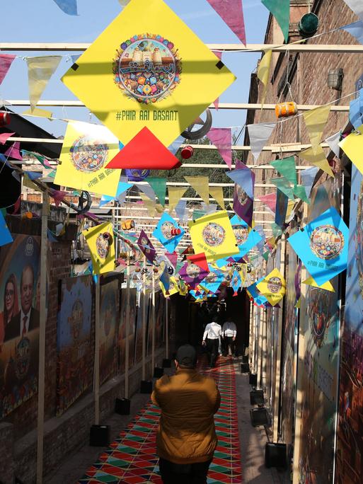 Das nach früheren Todesfällen und schweren Verletzungen verbotene Drachensteigen-Event begann nach 25 Jahren am 6. Februar unter strengen Sicherheitsvorkehrungen im historischen Delhi Gate-Viertel in Lahore, Pakistan.