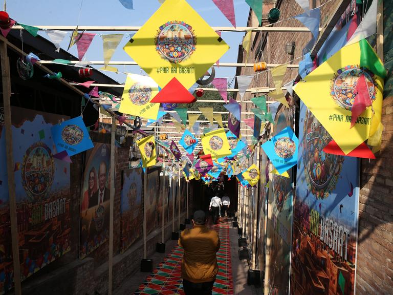 Das nach früheren Todesfällen und schweren Verletzungen verbotene Drachensteigen-Event begann nach 25 Jahren am 6. Februar unter strengen Sicherheitsvorkehrungen im historischen Delhi Gate-Viertel in Lahore, Pakistan.