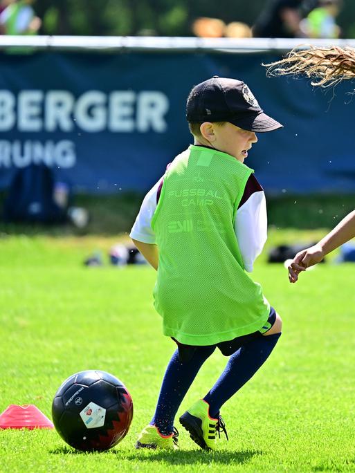 Beim Community Kids Day des 1. FC Nürnberg spielen Kinder Fußball. 