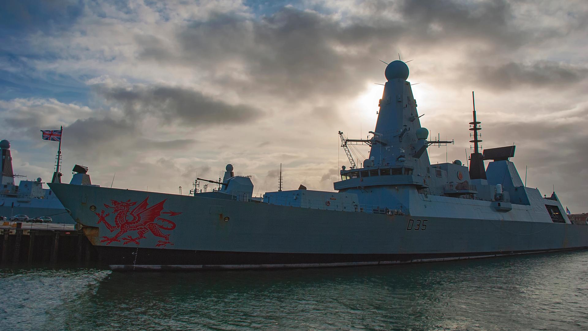 Der britische Zerstörer HMS Dragon liegt im Hafen von Portsmouth.