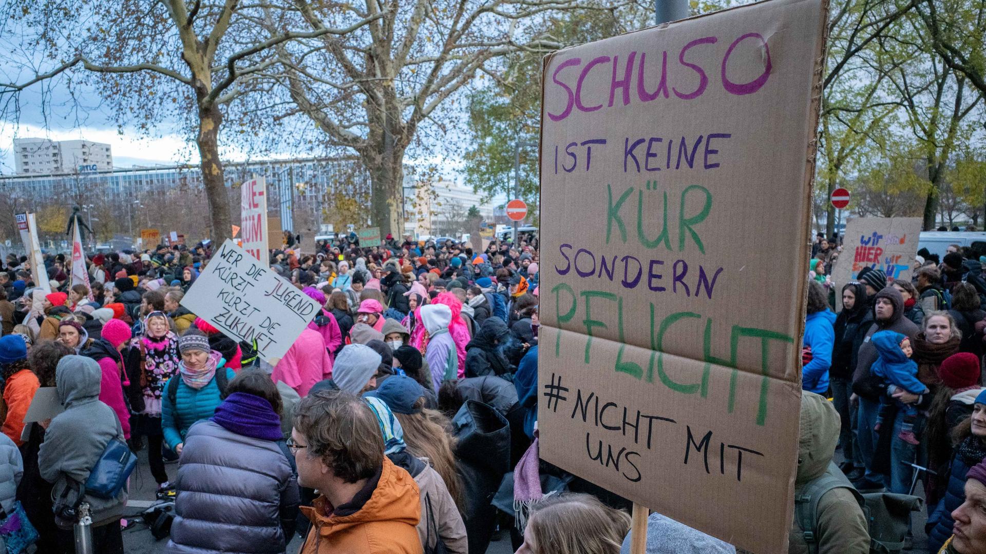 Dresden: Zahlreiche Menschen protestieren vor dem Rathaus gegen Kürzungen im Sozial- und Kulturbereich. Dresden: Zahlreiche Menschen protestieren vor dem Rathaus gegen Kürzungen im Sozial- und Kulturbereich.