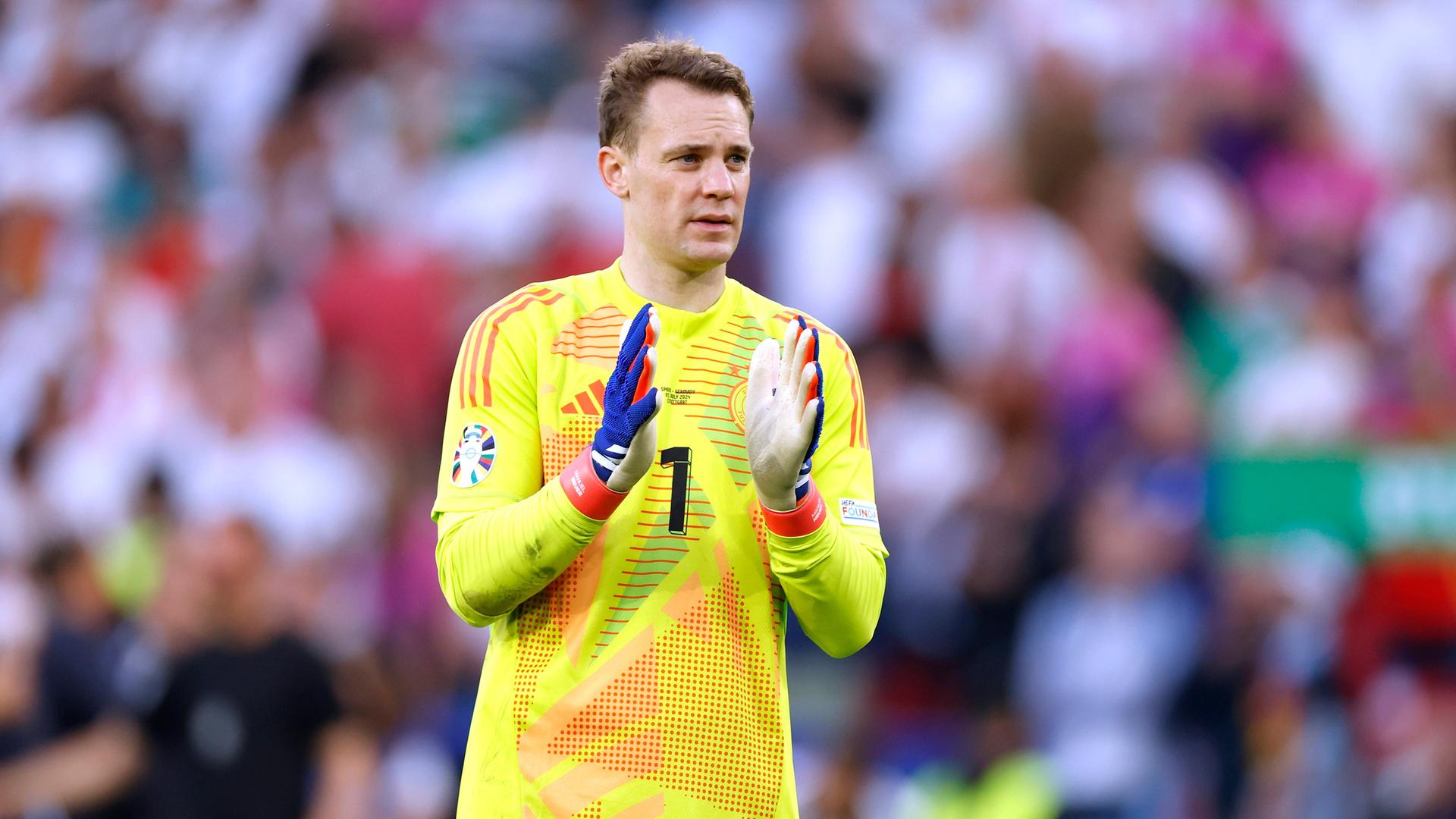 National-Tor-Hüter Manuel Neuer klatscht nach einem Spiel in die Hände.