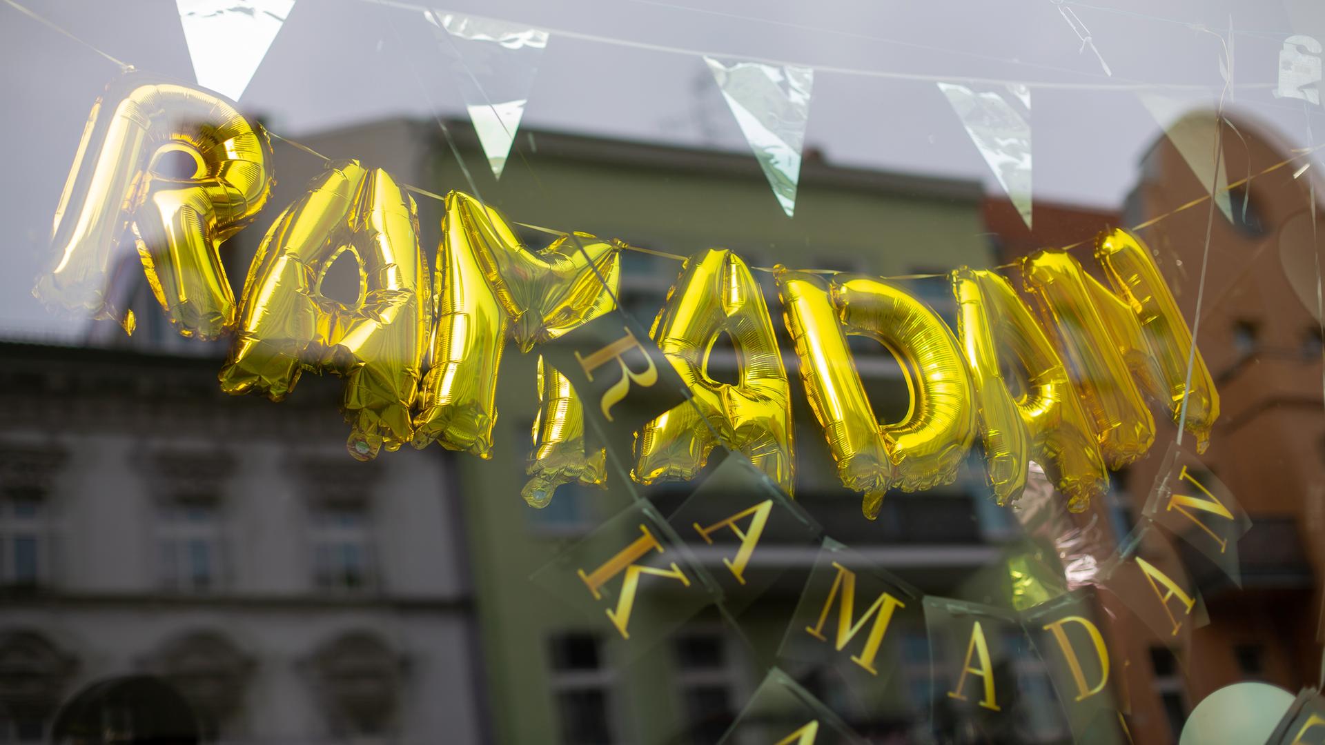 Das Schaufenster eines Geschäfts für Partyzubehör ist mit Ramadan-Motiven bestückt. Das Schaufenster eines Geschäfts für Partyzubehör ist mit Ramadan-Motiven bestückt.