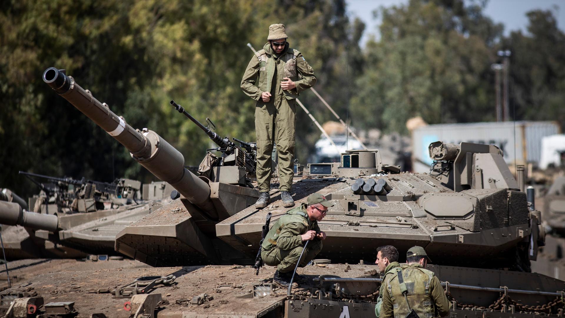 Israelische Soldaten bereiten Panzer nahe der Grenze zum Gazastreifen auf einen möglichen Einsatz vor.