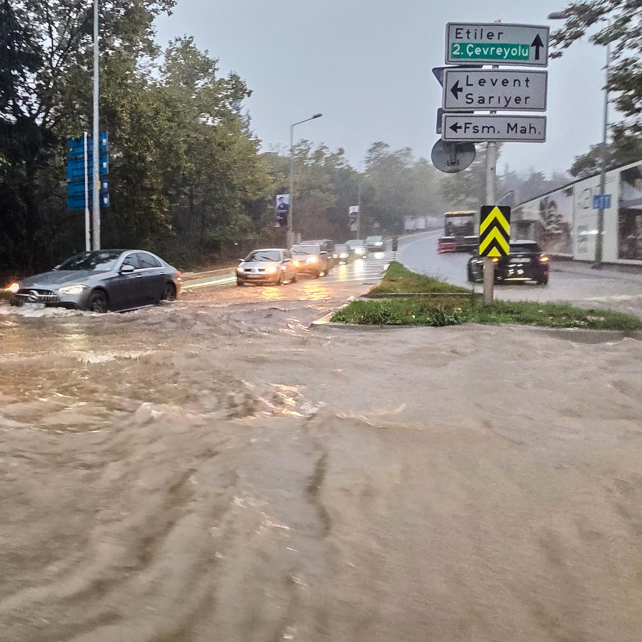 Istanbul: Fahrzeuge fahren während eines heftigen Regens in Istanbul auf einer teilweise überfluteten Straße.