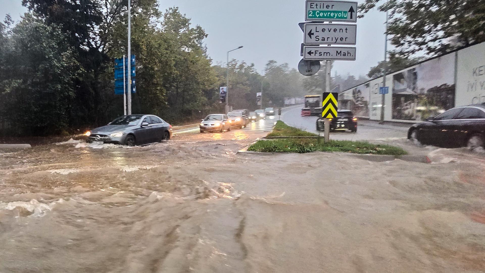 Istanbul: Fahrzeuge fahren während eines heftigen Regens in Istanbul auf einer teilweise überfluteten Straße.