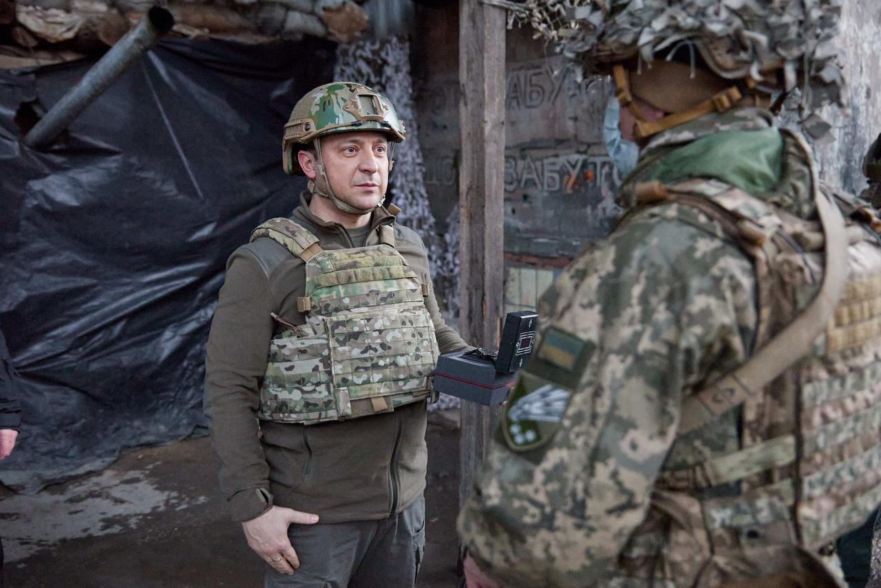 Der Präsident Selenskyj in militärischer Kleidung besucht Soldaten an der Grenze in Donetsk, 17.02.2022.