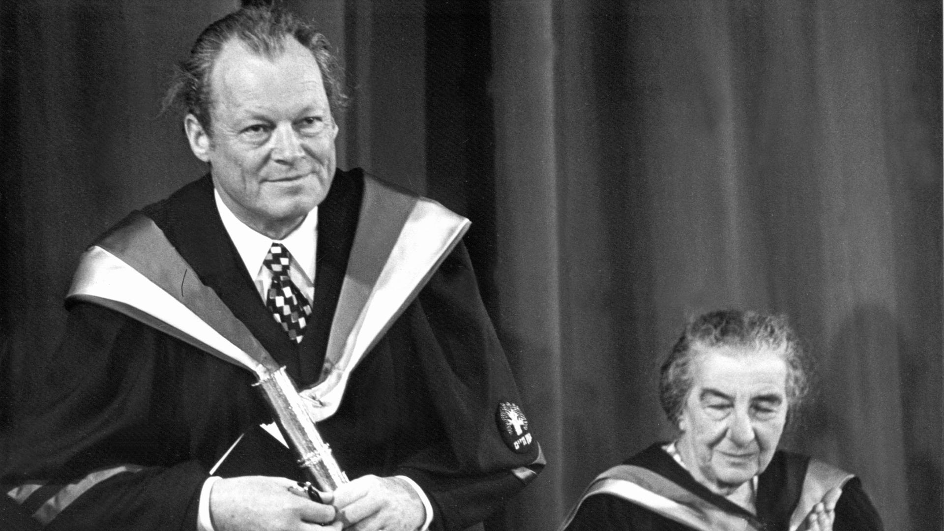Zum Abschluss seines Israel-Besuchs am 11. Juni 1973 hat Willy Brandt die Ehrendoktorwürde des "Weizmann-Instituts der Wissenschaften" in Rehovot für seine "einmaligen und unablässigen Bemühungen zur Schaffung und Wahrung von Frieden und Eintracht unter den Völkern der Welt" erhalten. Neben ihm Israels Ministerpräsidentin Golda Meir. Als erster deutscher Regierungschef besuchte Bundeskanzler Willy Brandt (SPD) vom 7.-11. Juni 1973 Israel.