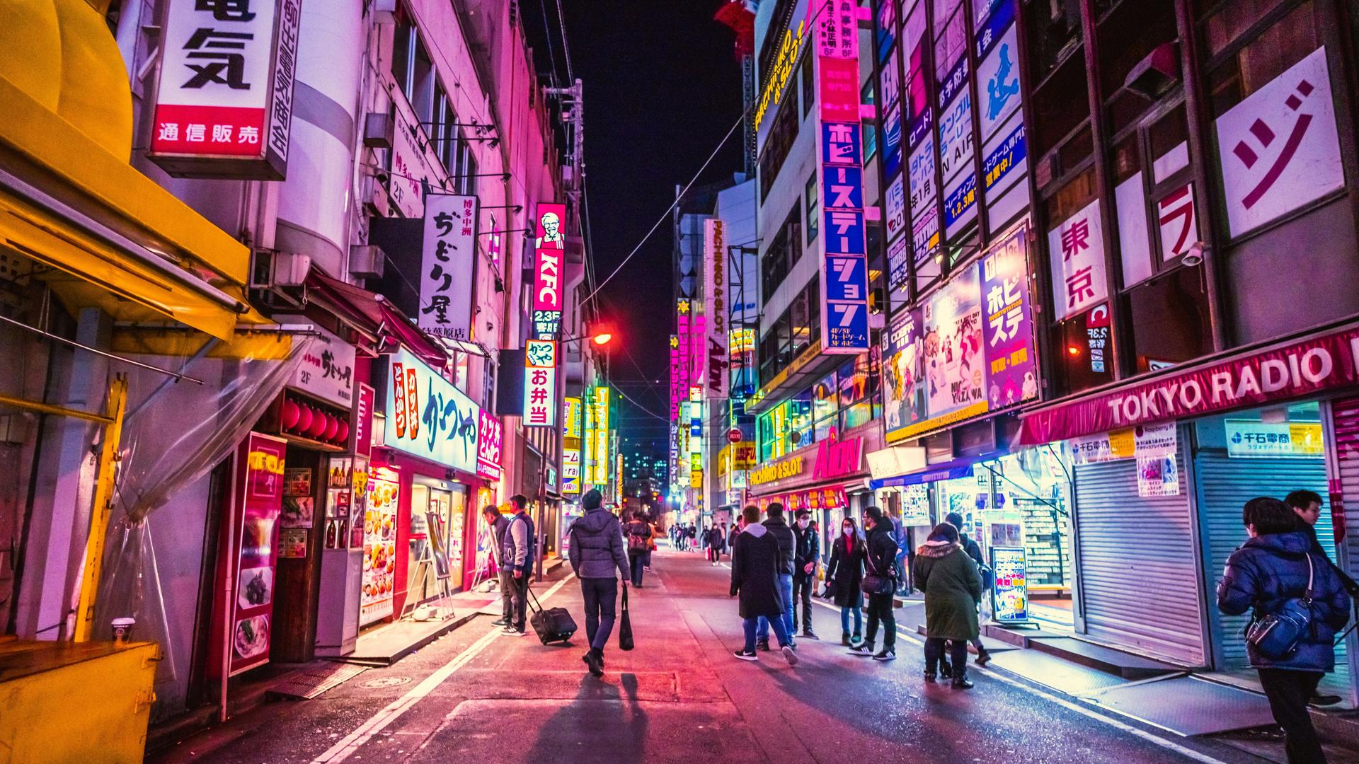 Eine bunterleuchtete nächtliche Strassenszene in Tokyo