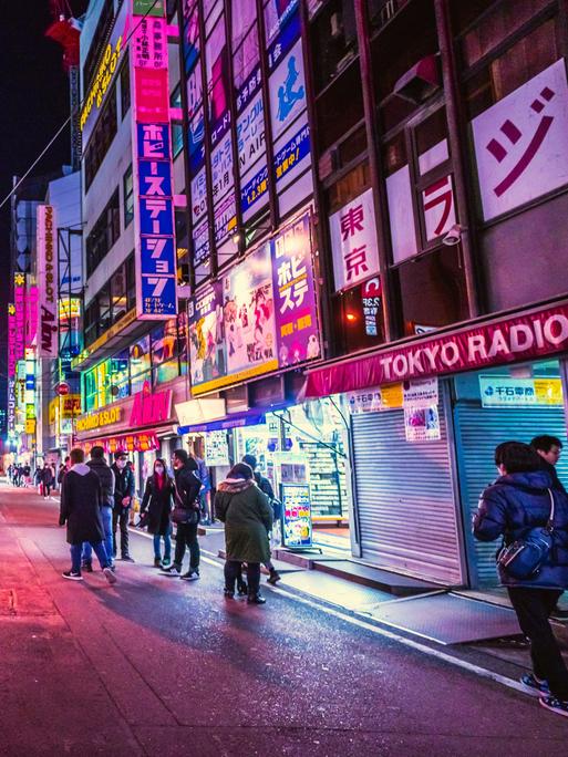 Eine bunterleuchtete nächtliche Strassenszene in Tokyo