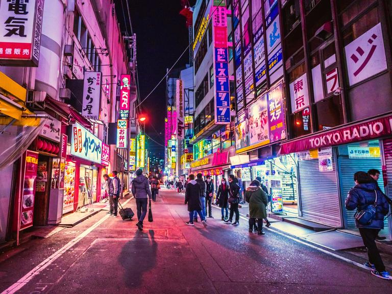 Eine bunterleuchtete nächtliche Strassenszene in Tokyo