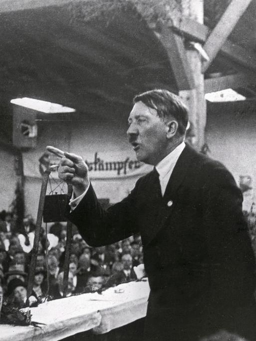 Adolf Hitler hält eine Rede. Fotografie 1925.