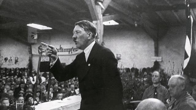 Adolf Hitler hält eine Rede. Fotografie 1925.