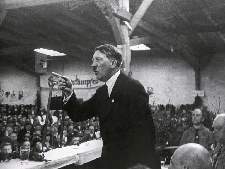 Adolf Hitler hält eine Rede. Fotografie 1925.